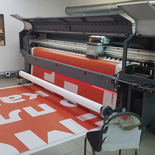 Печать баннера от Triton, на фото: процесс печати баннера