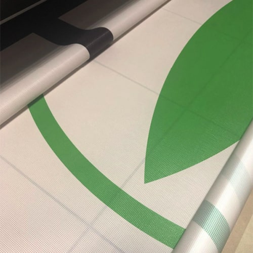 Процесс печати баннера в типографии Triton