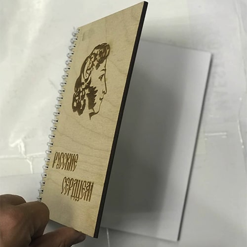Напечатанный блокнот - на фото: блокнот на пружине, демонстрация толщины обложки