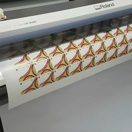 Печать этикеток в Саратове - на фото: процесс производства