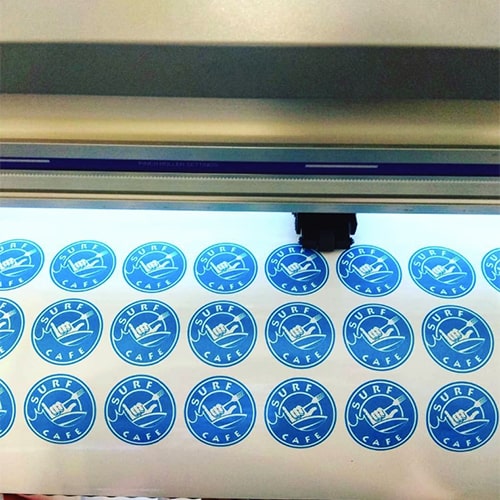 Печать ярких этикеток - на фото: процесс печати этикеток с последующей обрезкой