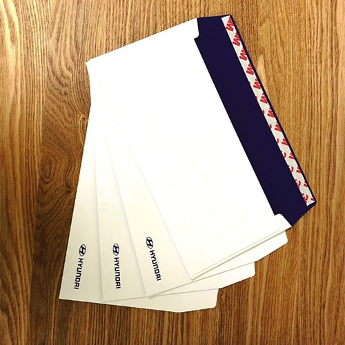 На фото: напечатанные конверты от Triton для компании Хёндай